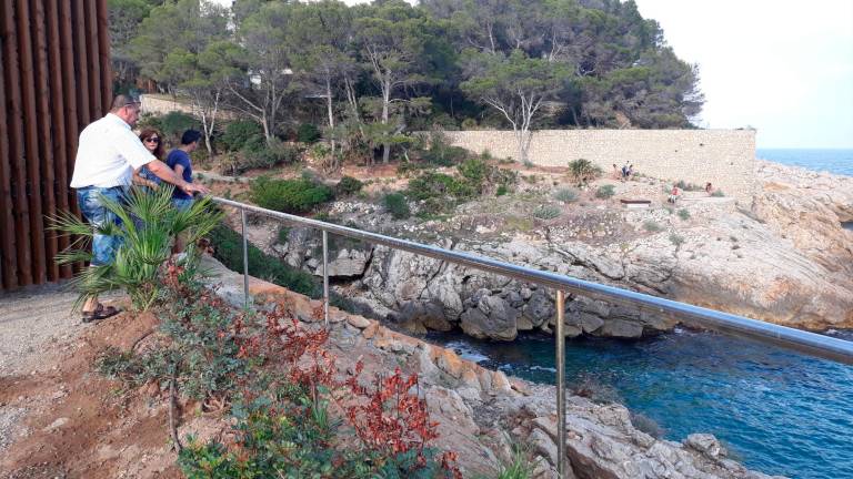 La pasarela irá semisuspendida por encima de Cala Morisca, rodeando el muro de la Casa Rubio. Foto: Aj. Salou