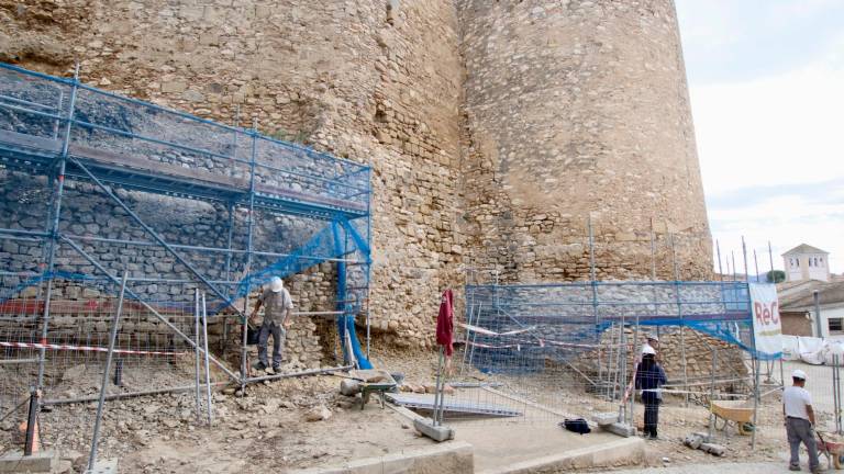 Actuació a la muralla del castell de Móra d’Ebre. Foto: Joan Revillas