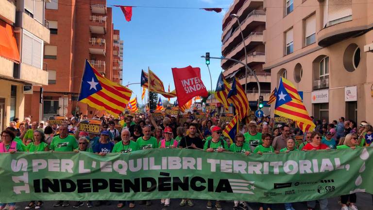 A la capital ebrenca els lemes han sigut contra “l’espoli de l’aigua”, l’allau de parcs eòlics a la Terra Alta i l’èxode de joves que pateix el territori. Foto: M. Pallás