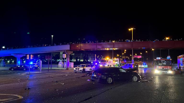 Coches afectados y destrozos provocados por un camión que ha volcado en el acceso a Lleida desde el puente de la Universitat. Foto: ACN