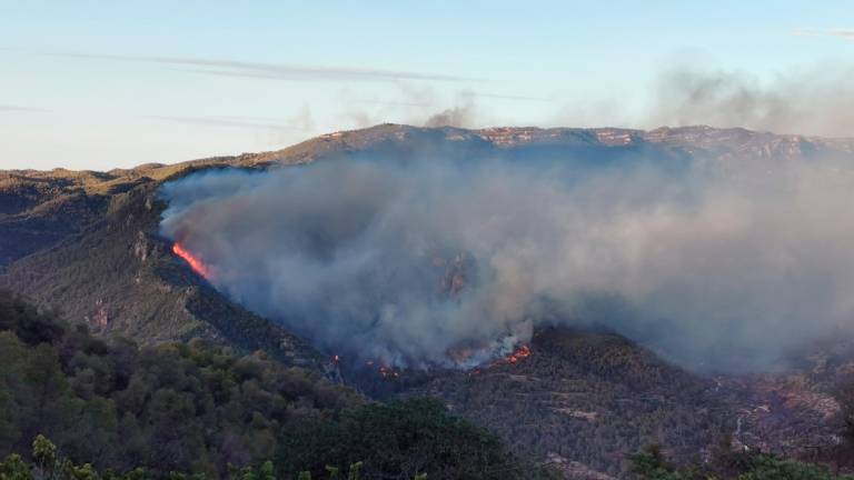 Vista del incendio de Cabacés desde La Figuera. Foto: Àngel Juanpere