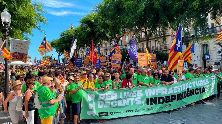 En Tarragona el lema que lidera la concentración es “Per unes infraestructures decents”. Foto. Octavi Saumell