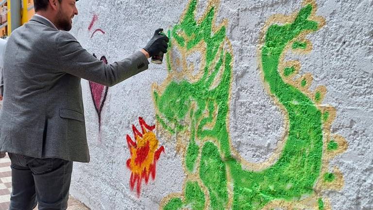 $!El alcalde Rubén Viñuales se atrevió a pintar un dragón. Foto: N.M: