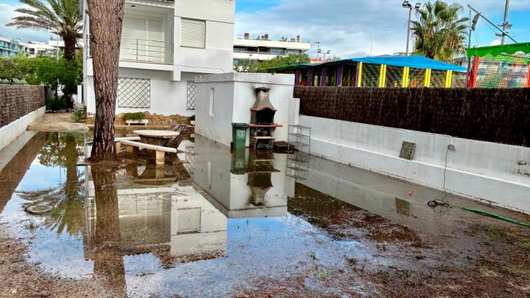 En algunas casas el agua se ha quedado estancada tras el episodio de lluvias de esta pasada noche. Foto: MCG