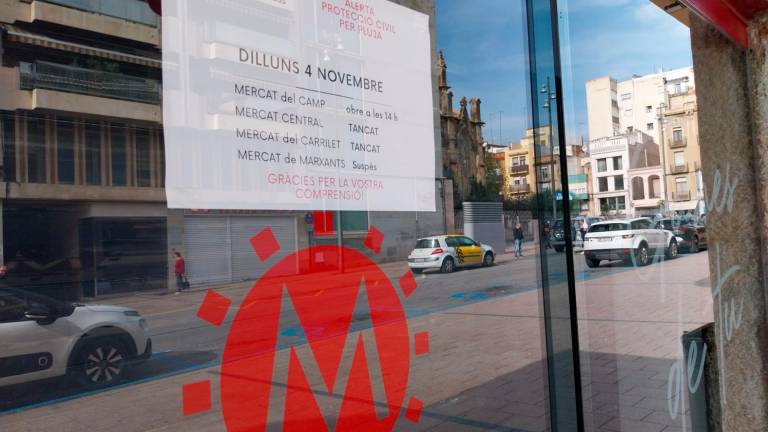 En los mercados se han colocado carteles avisando del cierre por la lluvia. Foto: Montse Plana