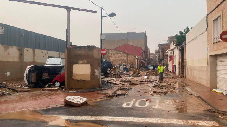 Una calle de Catarroja en la mañana del 30 de octubre con los destrozos provocados por la DANA. Foto: Carles Miguel Romeu