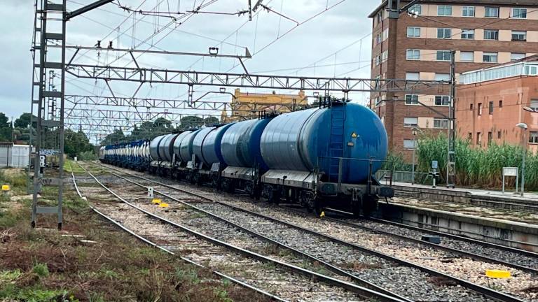 Un tren de mercancías a su paso por la ciudad de Valls. FOTO: DT