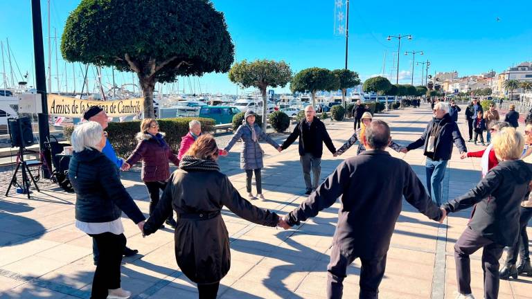 $!Ballada de sardanes per la Marató, a cargo de Els Amics de la Sardana, en Cambrils. Foto: Alfredo González