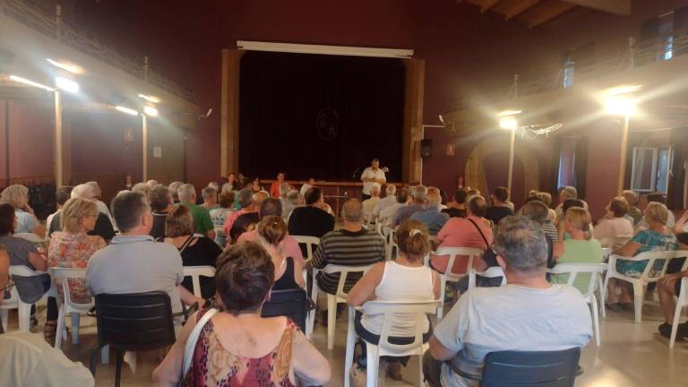 El alcalde reunió a los vecinos para informarles, el jueves. foto: M. Pérez