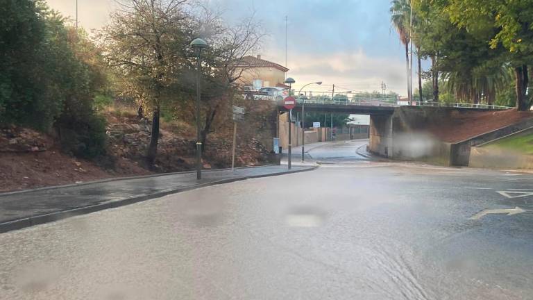 El acceso al barrio de l’Arrabassada de Tarragona, completamente inundado. Foto: DT