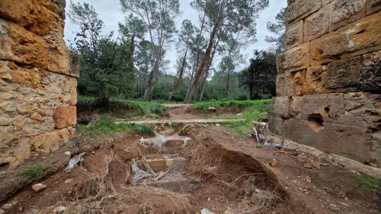 La escalera está debajo de uno de los arcos centrales. foto: dt