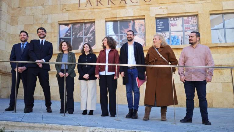 Urtasun (el segundo por la izquierda) acompañado del resto de autoridades durante su visita en Tarragona. Foto: Núria Riu