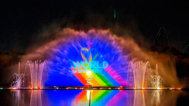 Imagen del espectáculo de luces y agua de la Pride Night de PortAventura. Foto: PortAventura