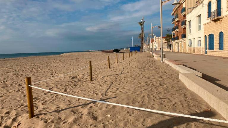 $!Zonas acotadas en las playas de El Vendrell. FOTO: JMB