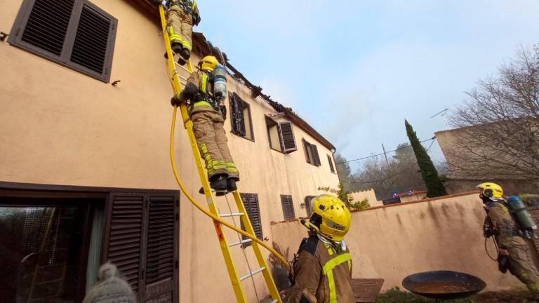 Los bomberos durante la extinción del incendio. Foto: Bombers de la Generalitat