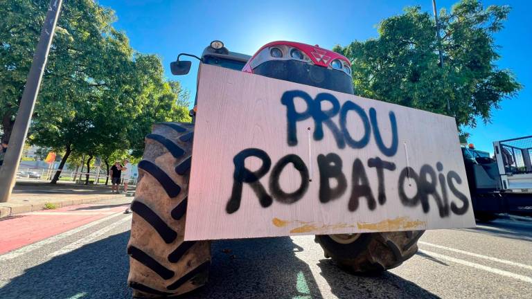 La concentración se ha realizado frente a la comisaría de los Mossos d’Esquadra de Reus. Foto: Alfredo González