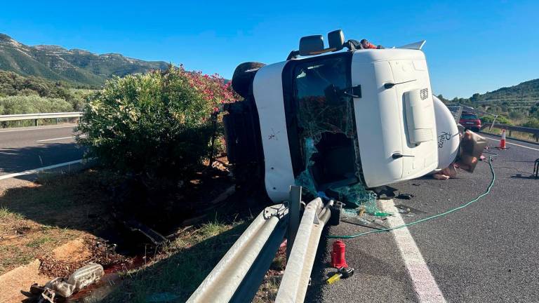 $!Tercer camión ‘caído’ en la AP-7 en Tarragona