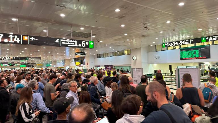 Imagen de la estación de Sants, donde los viajeros han quedado sin poder coger sus trenes. Foto: @pilarcalvo13