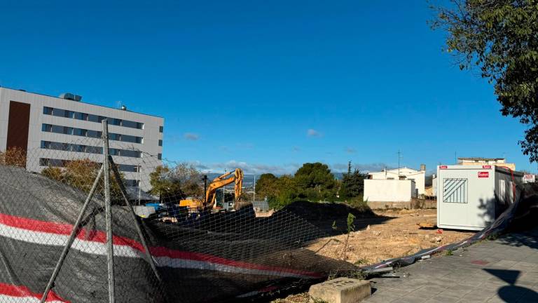 En la calle Arquebisbe Ramon Torrella ha caído parte de la valla de las obras de un edificio. Foto: Celia Alonso