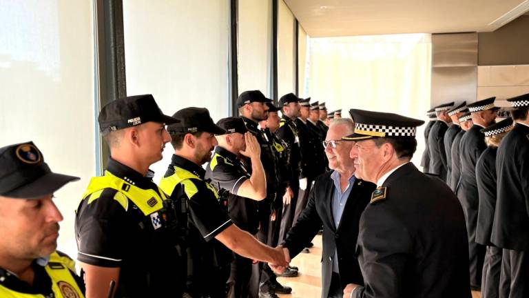 El alcalde, Pere Granados, y el Jefe de la Policía Local, José Luis Gargallo, saludan a los agentes. foto: L.F.