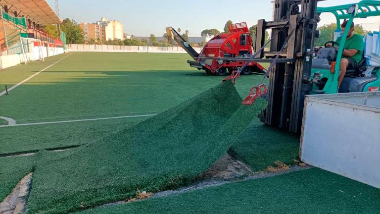 La substitución del césped del campo de fútbol del Club d’Esports Vendrell.