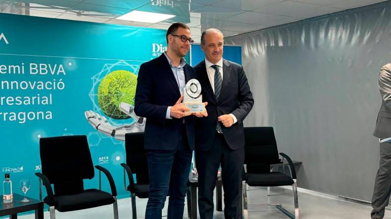 El fundador de la empresa ganadora, el doctor Husam Dabbagh, y el director de zona de BBVA en Tarragona, Carles Riado. Foto: Pere Ferré
