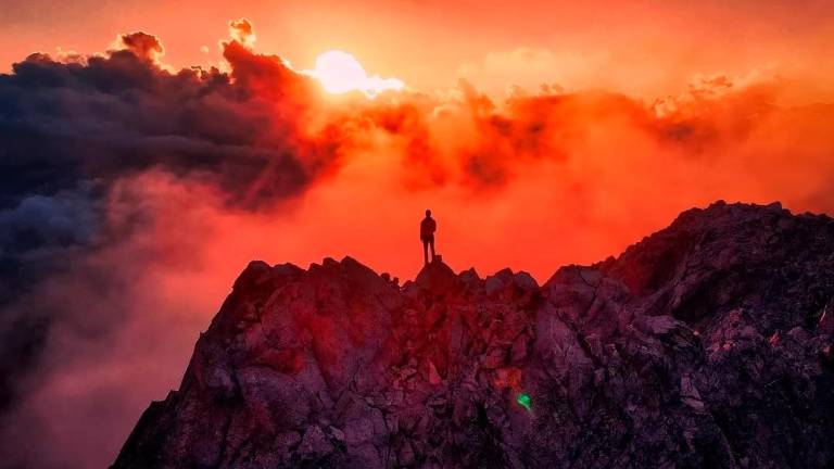 La silueta de Gerard Olivé, captada por su propio dron durante un espectacular atardecer. Foto: @xutonthetop