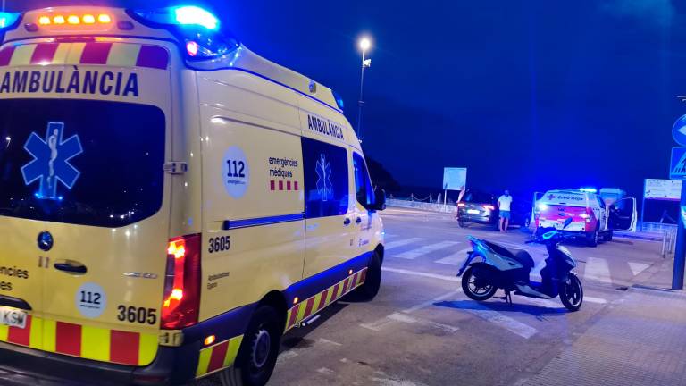 Vehículos de emergencia, esta noche en el paseo de La Móra. Foto: Àngel Juanpere