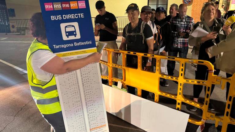 Paneles informativos sobre la salida de autobuses en la estación de Sant Vicenç de Calders. Foto: Marc Bosch