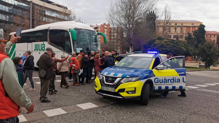 El detenido, en el interior del vehículo policial ante las quejas de otros concentrados. Foto: Àngel Juanpere