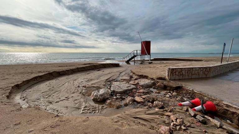 La playa de Vilafortuny, en Cambrils, se ha visto afectada tras el paso del temporal de esta pasada noche. Foto: MCG