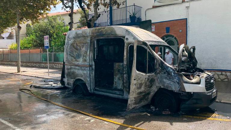 $!Los bomberos sofocando las llamas (FOTO: KENNY TAIPE) y el Estado de la furgoneta. Foto: JMB