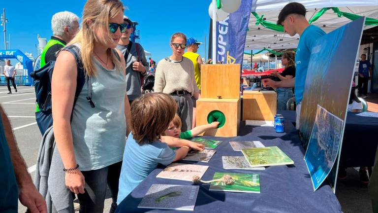 En la zona del Barlovento, en el Nàutic de Cambrils, se encuentran decenas de personas participando en las diferentes actividades. Foto: J.Vernet