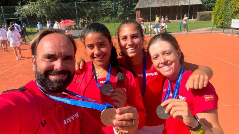 Martina Genís, la segunda por la derecha, con el equipo español. FOTO. RFET