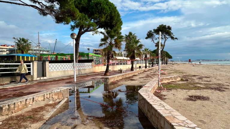 Algunas zonas del paseo de Vilafortuny acumulan cierta cantidad de agua. Foto: MCG