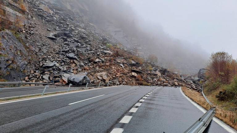 El derrumbe de la ladera ha afectado a los cuatro carriles de ambos sentidos de la vía. Foto: X