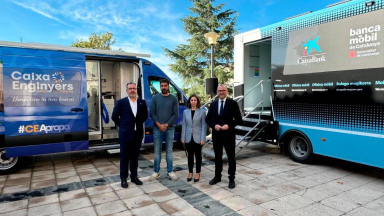 La delegada del Govern, Lucía López Cerdán, acompanyada del sotsdirector de Caixa Enginyers, Juanjo Llopis; el director d’Institucions a Tarragona de CaixaBank a la Direcció Territorial Catalunya, Eduard Gené; i l’alcalde de La Riera de Gaià, Joan Casas Torras.