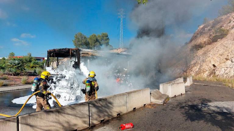 $!Espectacular incendio de un autobús en El Vendrell