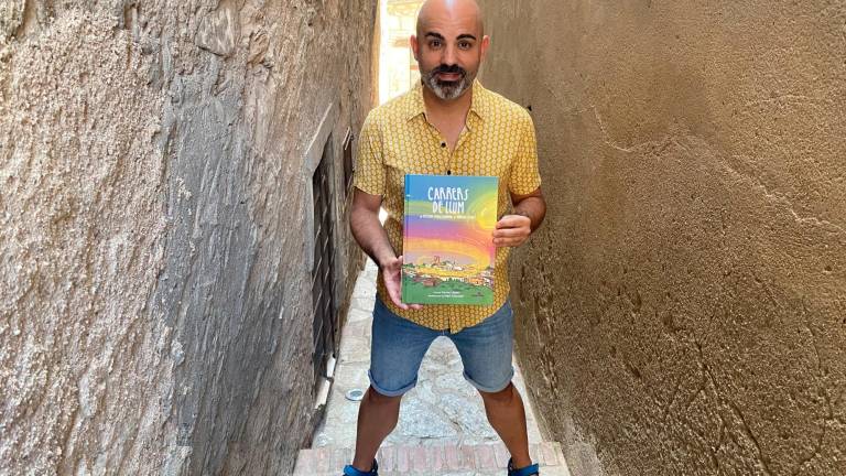 Xavier López amb el conte que ha escrit i ha il·lustrat Meri Salvador. foto: cedida