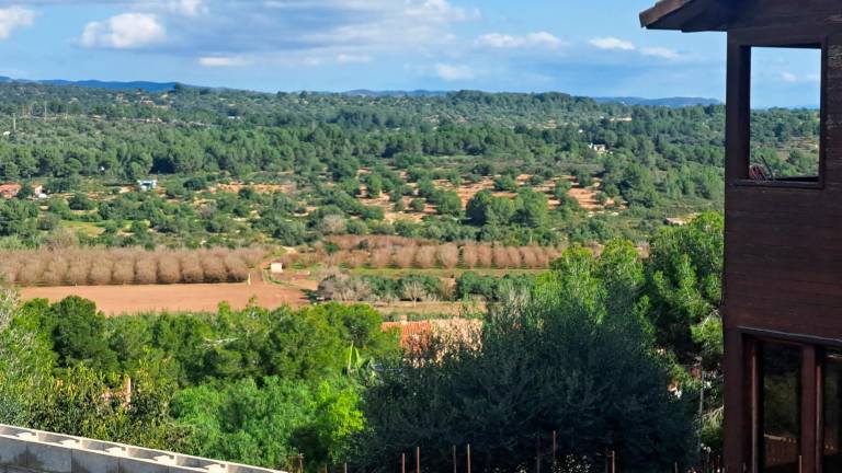 Imagen tomada desde la urbanización Casalot. El camping se haría en los campos que hay al fondo. Foto: Joan Boronat