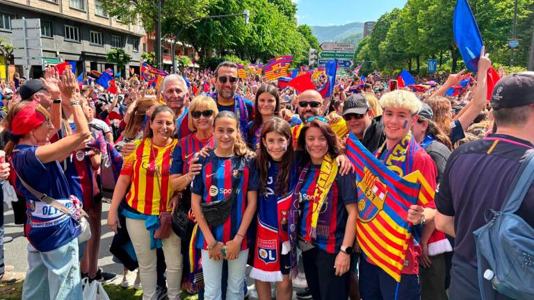 Aficiionados y aficionadas cambrilenses esperan al autobús del Barça en los aledaños de San Mamés. Foto; Cedida