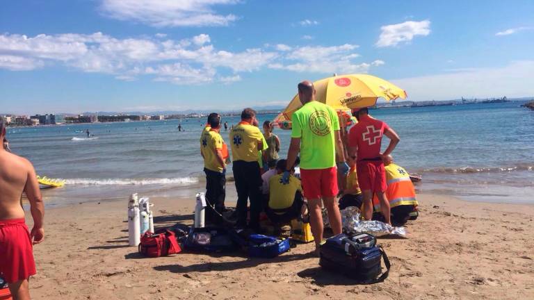 Personal de Emergències Mèdiques (SEM) y socorristas de la Creu Roja intentan reanimar a una bañista en la Platja de la Pineda. Foto: DT