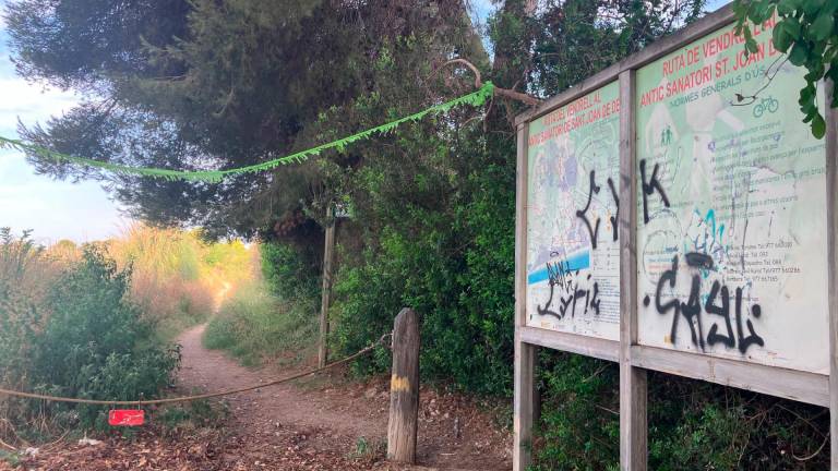 El acceso al camino desde la zona del antiguo sanatorio marítimo.