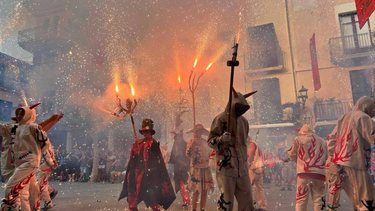 El Correfoc infantil triunfó entre los más pequeños. FOTO: MCG