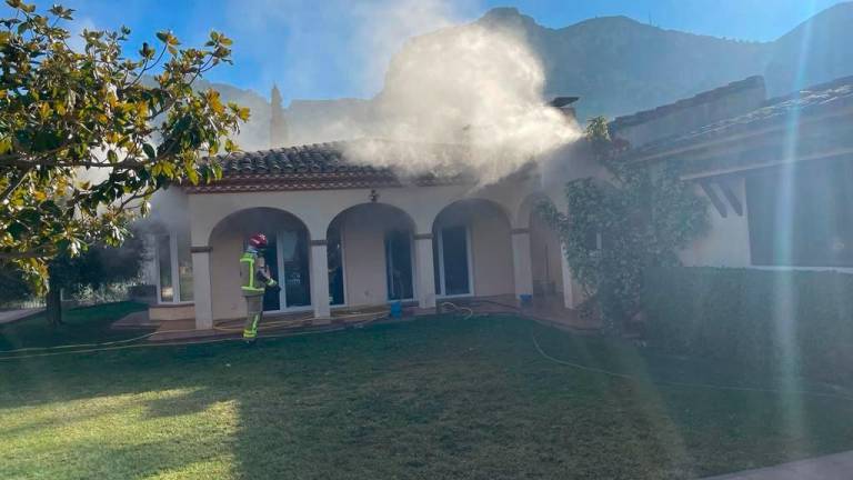El humo saliendo de la casa donde se produjo el incendio. Foto: Bombers de la Generalitat