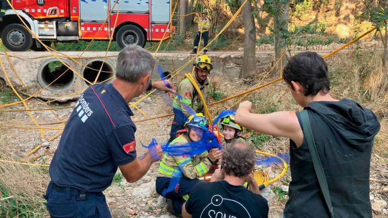 $!La niña disfrutó con la sesión de fotos con los bomberos.