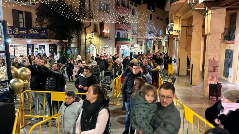 La plaza de la Vila se ha llenado de niños acompañados de sus padres que han querido entregar la carta