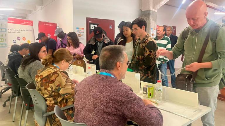 Participantes acreditándose en el Job Dating de esta mañana. Foto: C. Pomerol