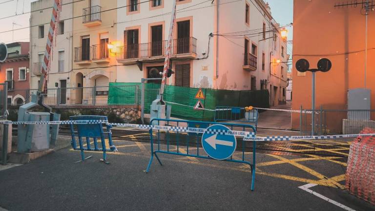 Así se encontraba el paso a nivel de Roda de Berà. Foto: Ayuntamiento de Roda de Berà