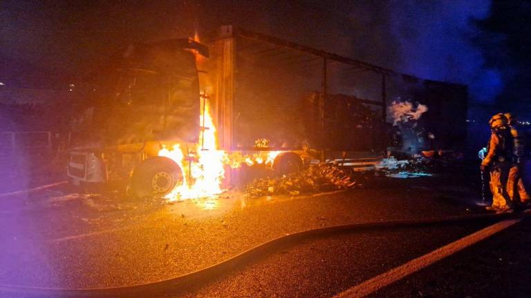 Los bomberos durante la extinción del fuego. Foto: Bombers de la Generalitat